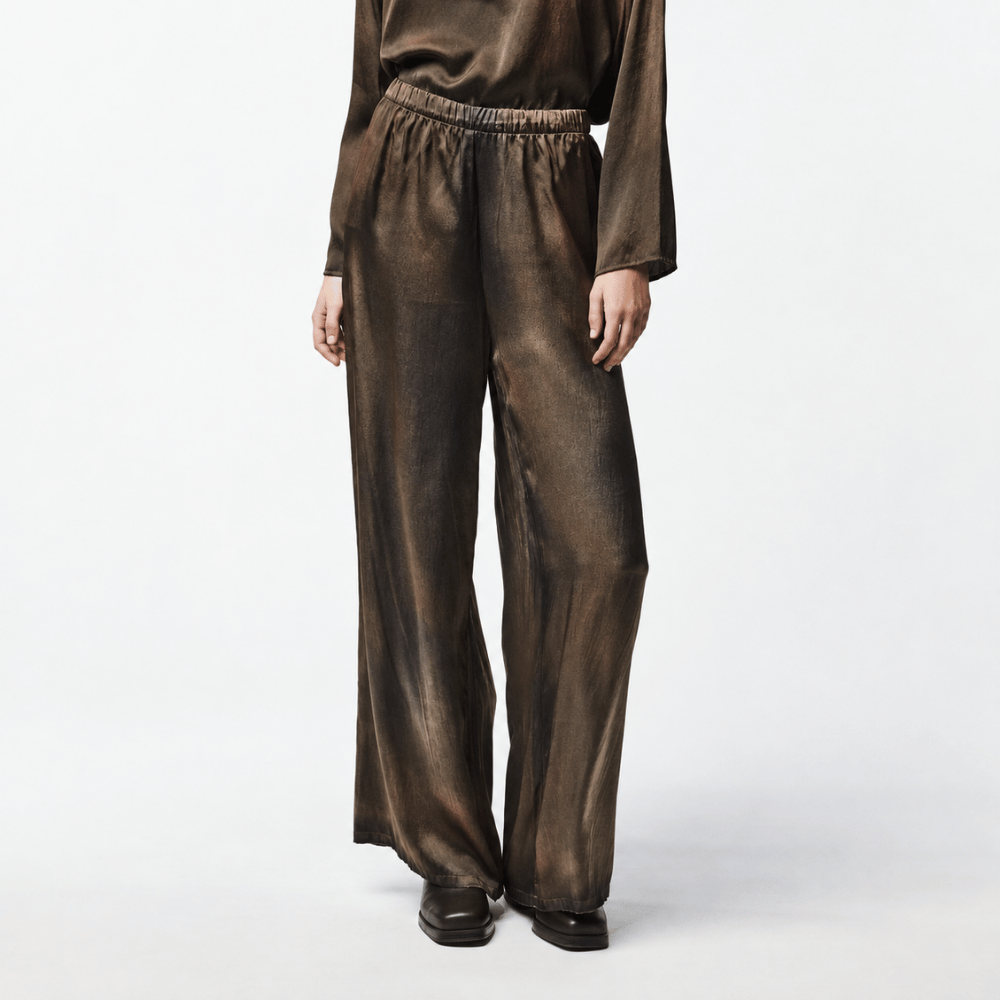 Shop Avant Toi’s hand-painted silk palazzo pants in Yak. Fluid wide-leg trousers with stretch and an elasticated waist - front close up model view