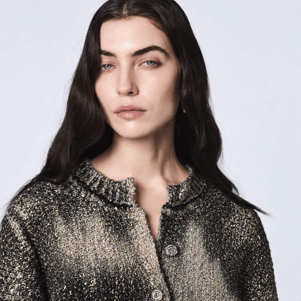 Shop Avant Toi’s laminated knit jacket in Nero. A chic collarless shape with metallic highlights and textured detailing.