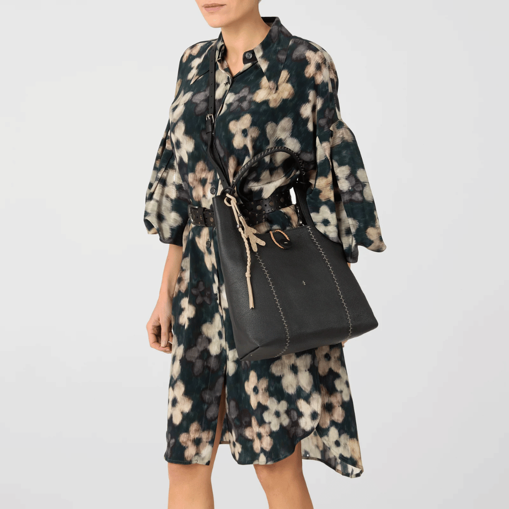 Henry Beguelin Betta Sacca M Martellato Bag in Nero calfskin with top handle, adjustable crossbody strap, and detachable pendant — handmade Italian luxury handbag available at Riada Concept official stockist of luxury labels in Sydney Australia