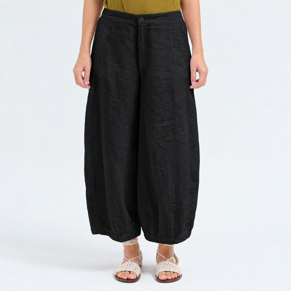 Transit Par Such cropped wide-leg trousers in black linen, with a softly dropped rise, bombé legs pleated at the hem, side pockets and an elastic back waist - front view
