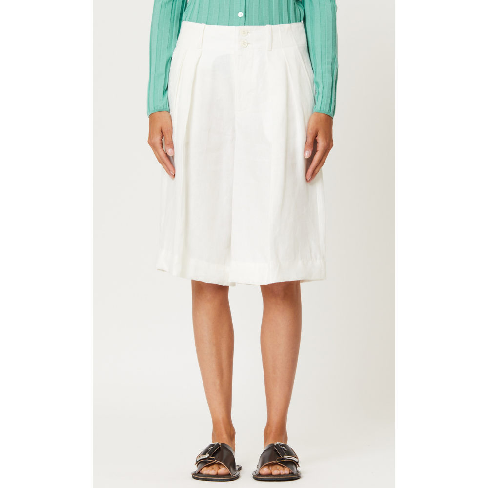 SHORT PANTS IN WHITE