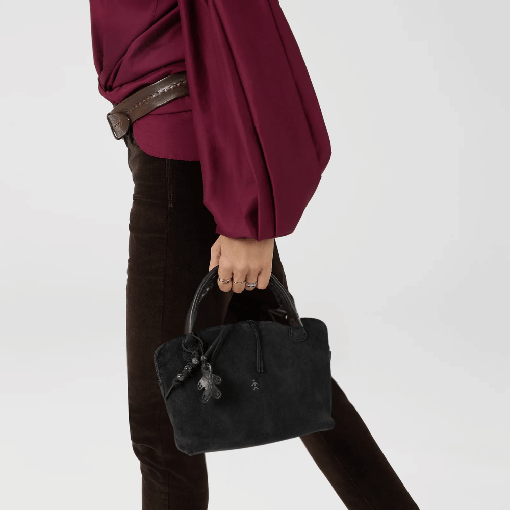 Henry Beguelin Suede Imbuto Medium Bag in Nero – Italian handcrafted suede handbag with leather handle, detachable strap, and two-way zip closure, embodying quiet luxury Riada Concept Sydney Australia official stockist international luxury brands