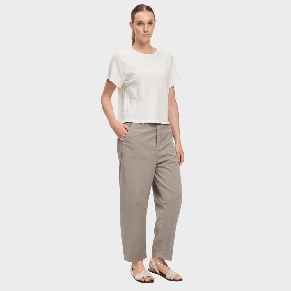 Transit Par Such white fine knit body T-shirt with centre-back seam – full front view