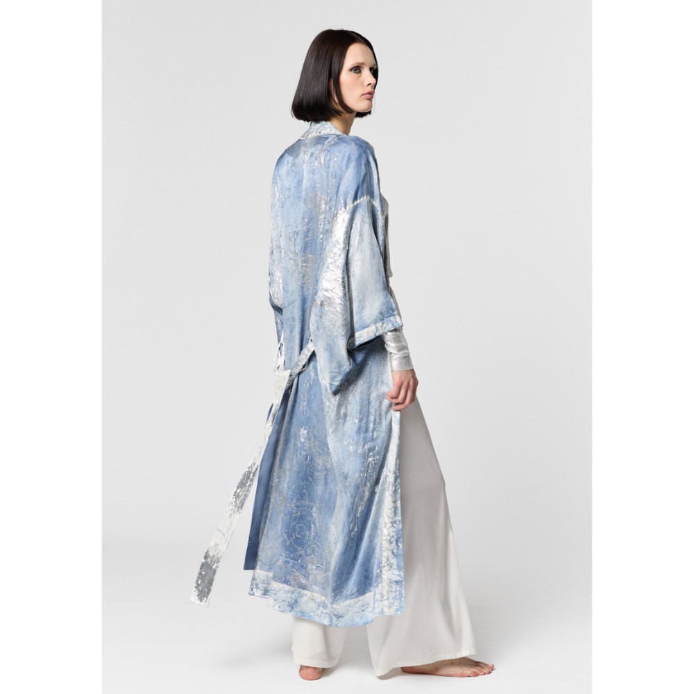 MARBLE LAMINATION EFFECT STRETCH SILK LONG KIMONO WITH BELT IN TITANIUM