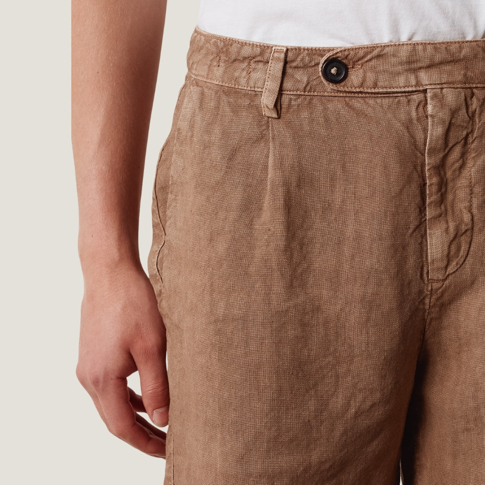 Massimo Alba ALACCIA Bermuda shorts in clay heavy linen, with sewn front pleats, a horn-button waistband and French-style side pockets - waistband detail