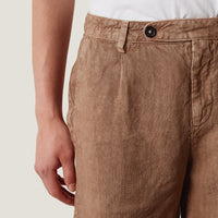 Massimo Alba ALACCIA Bermuda shorts in clay heavy linen, with sewn front pleats, a horn-button waistband and French-style side pockets - waistband detail