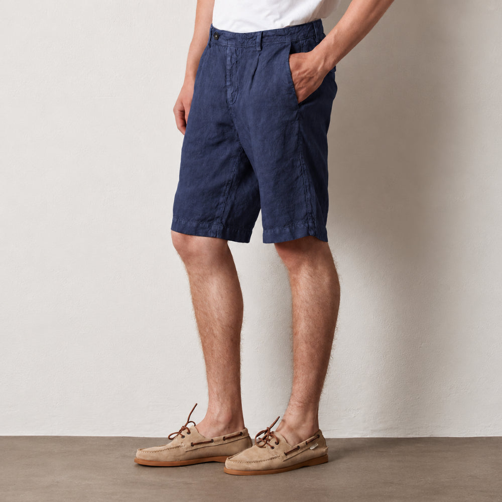 Massimo Alba ALACCIA Bermuda shorts in midnight blue heavy linen, with sewn front pleats, a horn-button waistband and belt loops - front view