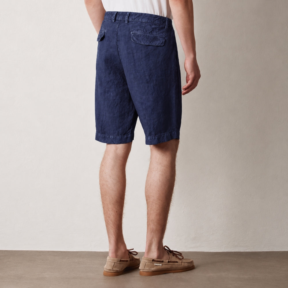 Massimo Alba ALACCIA Bermuda shorts in midnight blue heavy linen, with sewn front pleats, a horn-button waistband and belt loops - back view