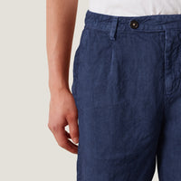 Massimo Alba ALACCIA Bermuda shorts in midnight blue heavy linen, with sewn front pleats, a horn-button waistband and belt loops - waistband close-up view