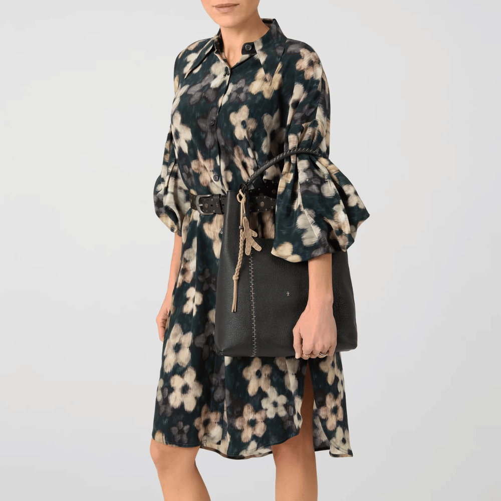 Henry Beguelin Betta Sacca M Martellato Bag in Nero calfskin with top handle, adjustable crossbody strap, and detachable pendant — handmade Italian luxury handbag available at Riada Concept official stockist of luxury labels in Sydney Australia