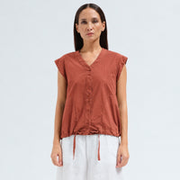 A brick cotton shirt by Transit Par Such with a collarless V-neck, button front, cap sleeves and a drawstring hem for a boxy, cropped shape - front view