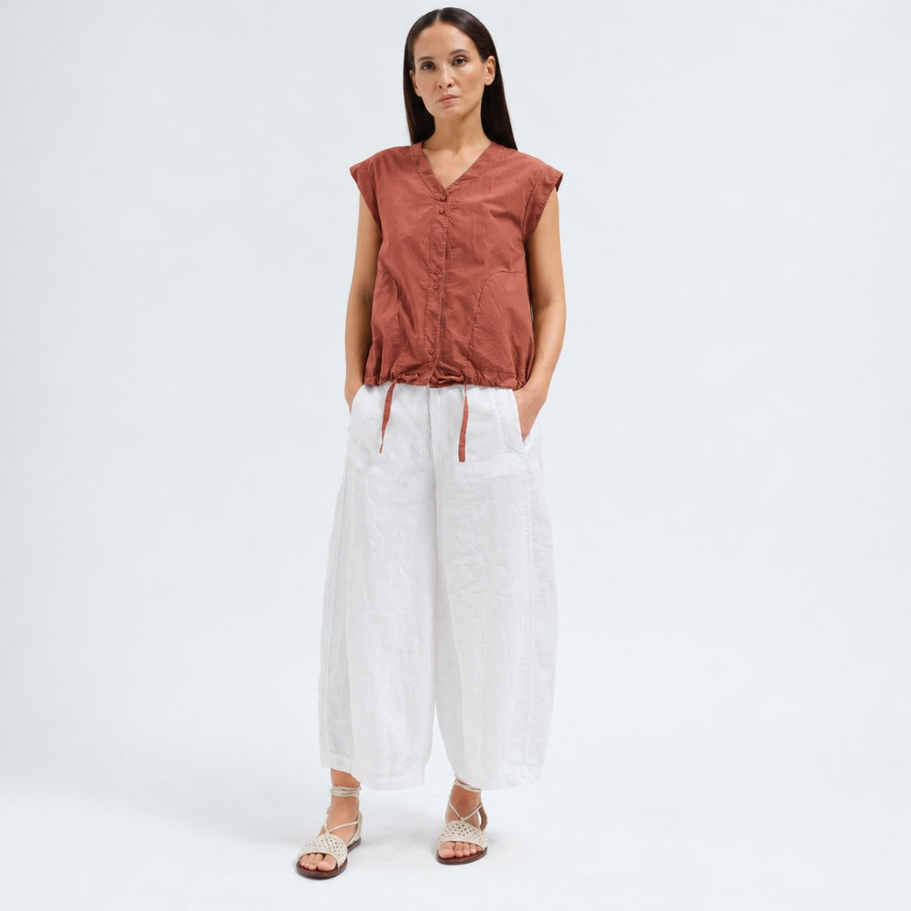 A brick cotton shirt by Transit Par Such with a collarless V-neck, button front, cap sleeves and a drawstring hem for a boxy, cropped shape - front full model view