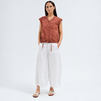 A brick cotton shirt by Transit Par Such with a collarless V-neck, button front, cap sleeves and a drawstring hem for a boxy, cropped shape - front full model view