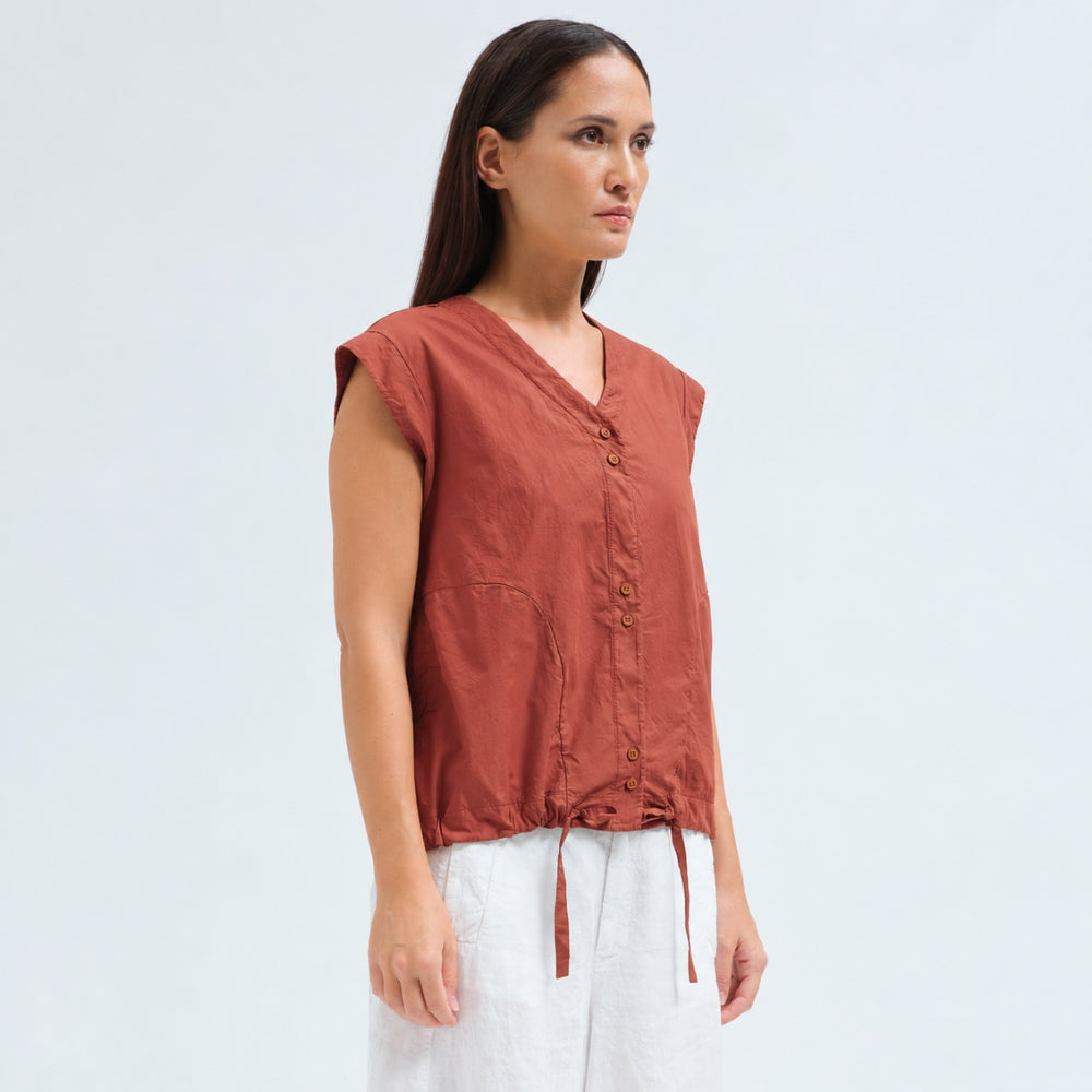 A brick cotton shirt by Transit Par Such with a collarless V-neck, button front, cap sleeves and a drawstring hem for a boxy, cropped shape - angle view
