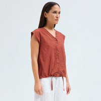 A brick cotton shirt by Transit Par Such with a collarless V-neck, button front, cap sleeves and a drawstring hem for a boxy, cropped shape - angle view