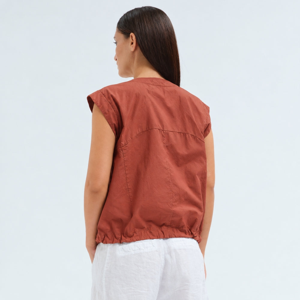 A brick cotton shirt by Transit Par Such with a collarless V-neck, button front, cap sleeves and a drawstring hem for a boxy, cropped shape - back view