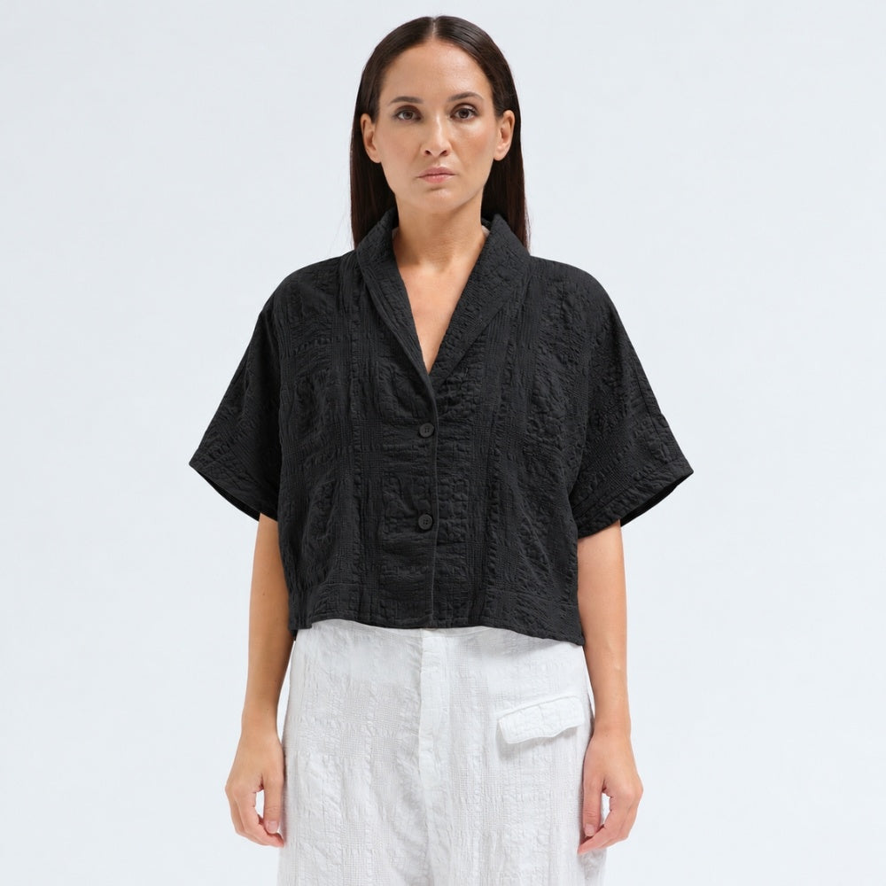 A boxy, cropped kimono jacket by Transit Par Such in black embossed cotton and linen jacquard, with a shawl collar and wide short sleeves - front view