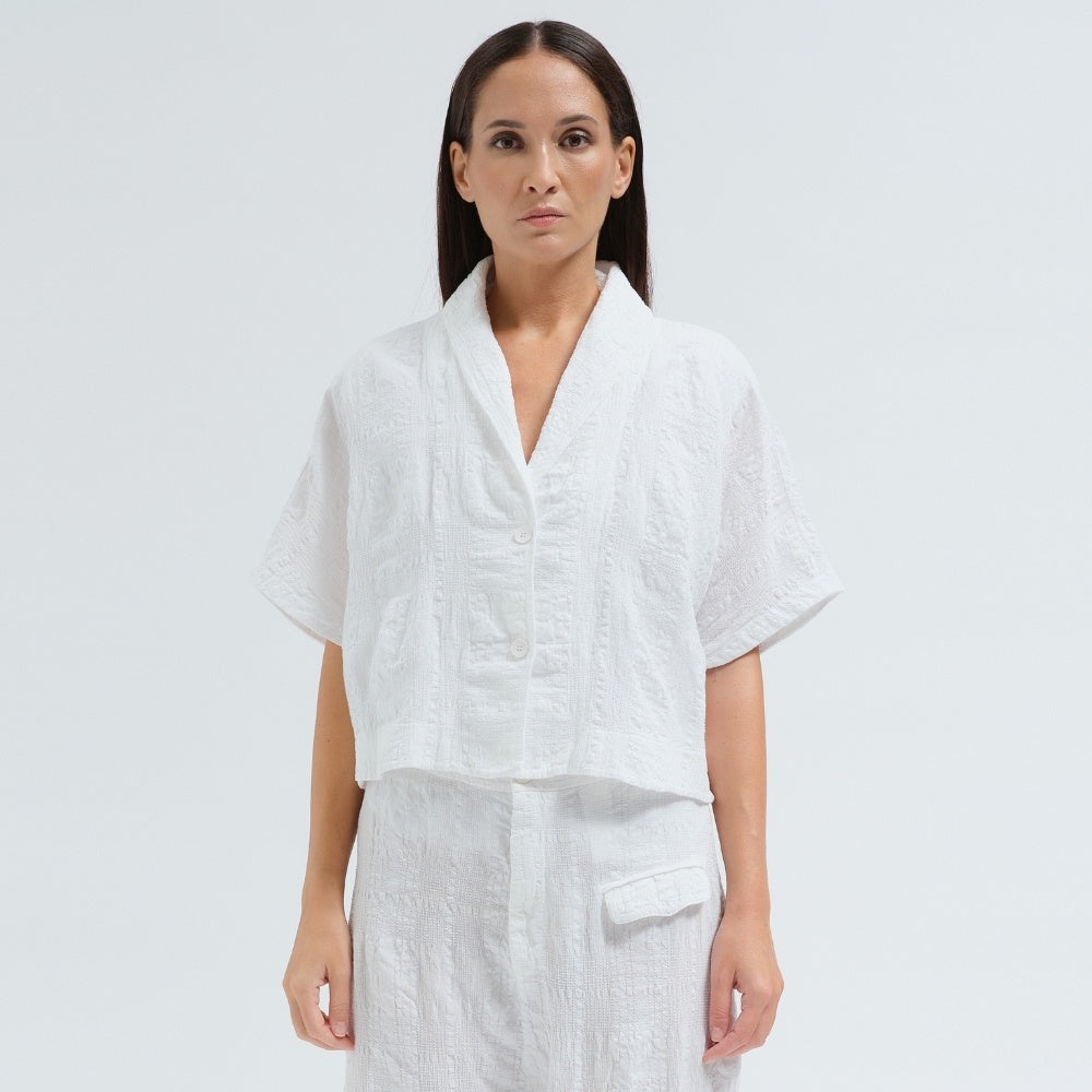 A boxy, cropped kimono jacket by Transit Par Such in white embossed cotton and linen jacquard, with a shawl collar and wide short sleeves - front view