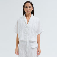 A boxy, cropped kimono jacket by Transit Par Such in white embossed cotton and linen jacquard, with a shawl collar and wide short sleeves - front view