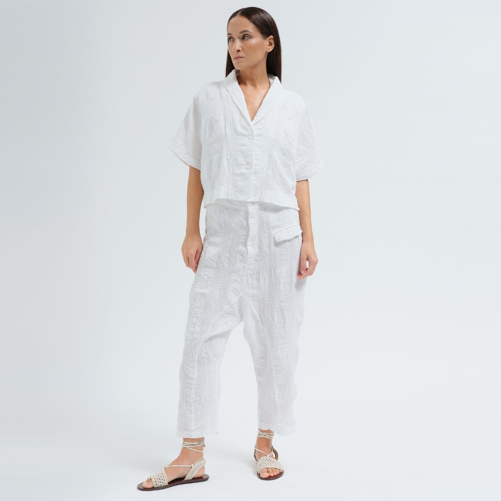 A boxy, cropped kimono jacket by Transit Par Such in white embossed cotton and linen jacquard, with a shawl collar and wide short sleeves - full front model view