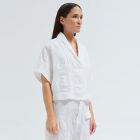 A boxy, cropped kimono jacket by Transit Par Such in white embossed cotton and linen jacquard, with a shawl collar and wide short sleeves - angle view