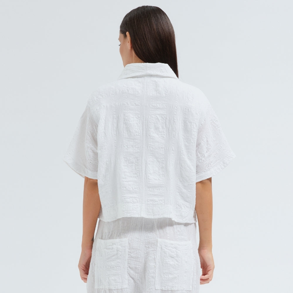 A boxy, cropped kimono jacket by Transit Par Such in white embossed cotton and linen jacquard, with a shawl collar and wide short sleeves - back view
