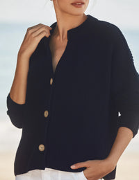 Close up view of Cotton Montecito Cardigan by Frank & Eileen at Riada Concept, front view with horn button closure on model. Frank and Eileen stockist Australia available at Riada Concept Luxury Fashion Boutique Australia.