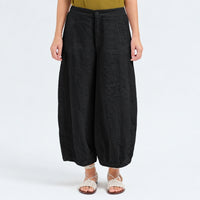 Transit Par Such cropped wide-leg trousers in black linen, with a softly dropped rise, bombé legs pleated at the hem, side pockets and an elastic back waist - front view