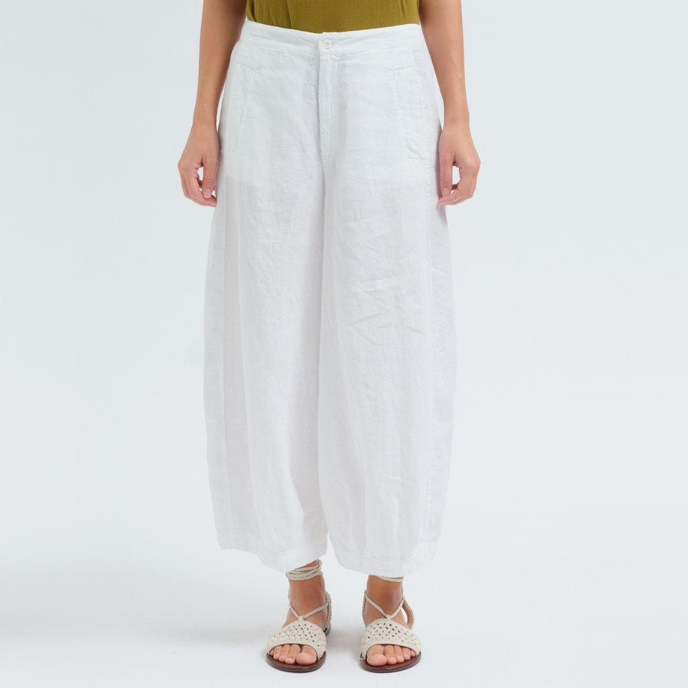 Transit Par Such cropped wide-leg trousers in white linen, with a softly dropped rise, bombé legs pleated at the hem, side pockets and an elastic back waist - front view