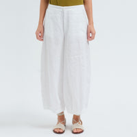 Transit Par Such cropped wide-leg trousers in white linen, with a softly dropped rise, bombé legs pleated at the hem, side pockets and an elastic back waist - front view
