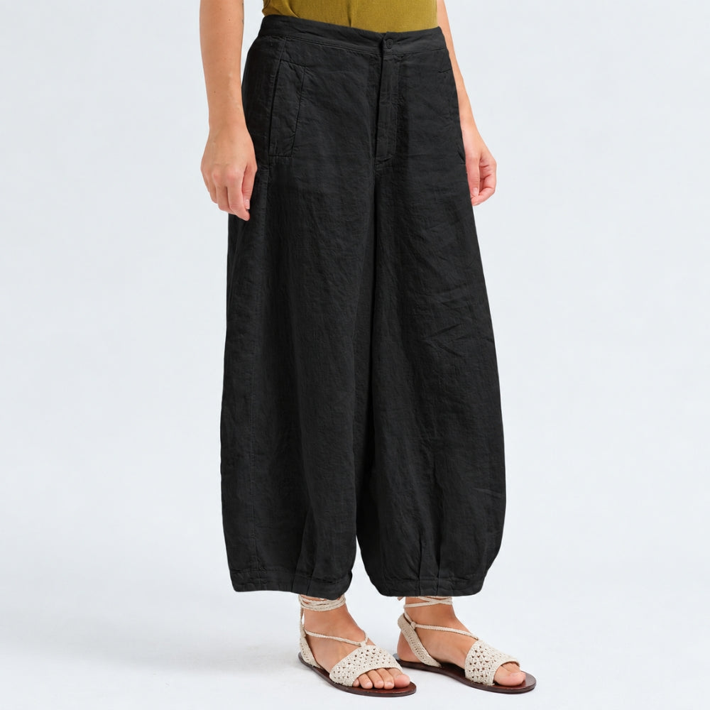 Transit Par Such cropped wide-leg trousers in black linen, with a softly dropped rise, bombé legs pleated at the hem, side pockets and an elastic back waist - angle view