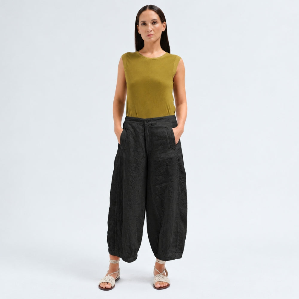 Transit Par Such cropped wide-leg trousers in black linen, with a softly dropped rise, bombé legs pleated at the hem, side pockets and an elastic back waist - full front view