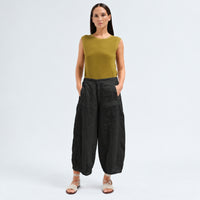 Transit Par Such cropped wide-leg trousers in black linen, with a softly dropped rise, bombé legs pleated at the hem, side pockets and an elastic back waist - full front view