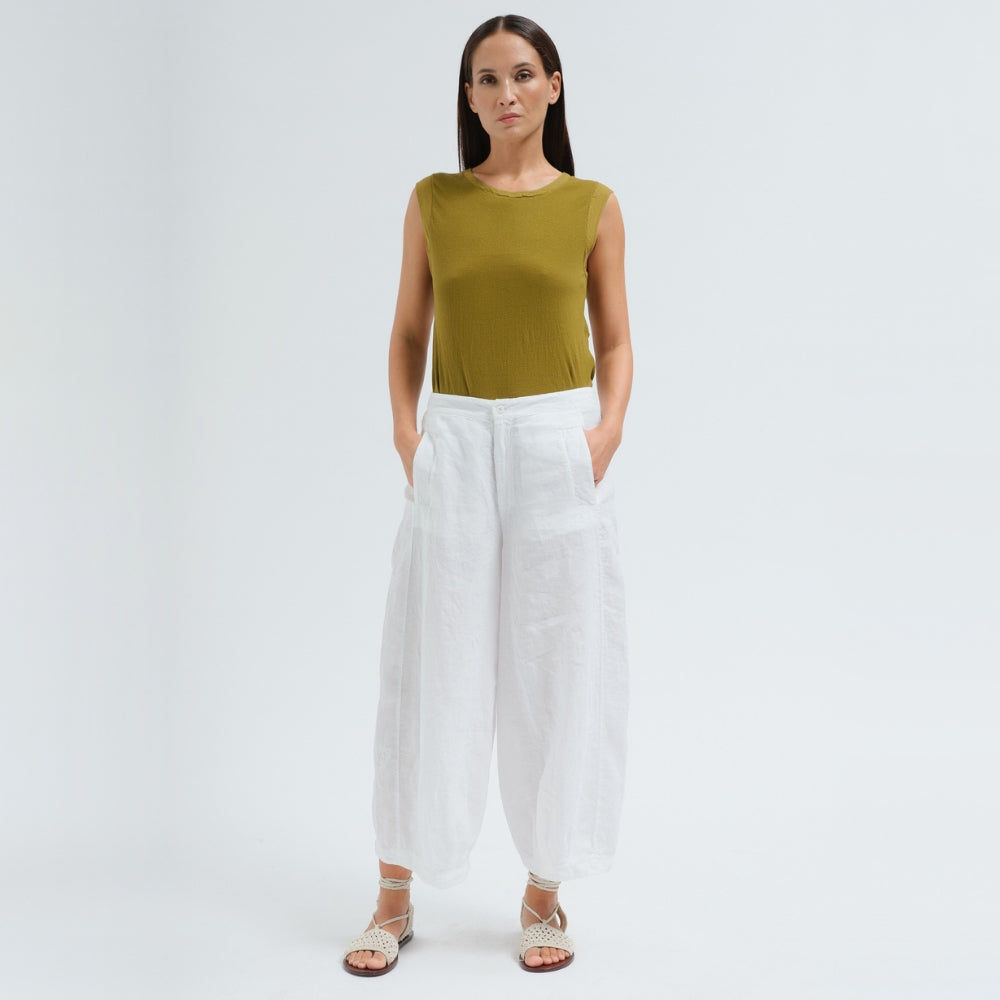 Transit Par Such cropped wide-leg trousers in white linen, with a softly dropped rise, bombé legs pleated at the hem, side pockets and an elastic back waist - model front view