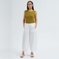 Transit Par Such cropped wide-leg trousers in white linen, with a softly dropped rise, bombé legs pleated at the hem, side pockets and an elastic back waist - model front view