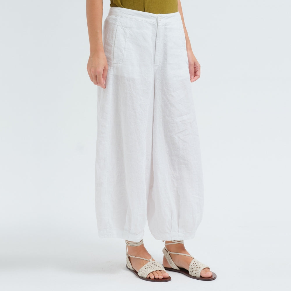 Transit Par Such cropped wide-leg trousers in white linen, with a softly dropped rise, bombé legs pleated at the hem, side pockets and an elastic back waist - side view