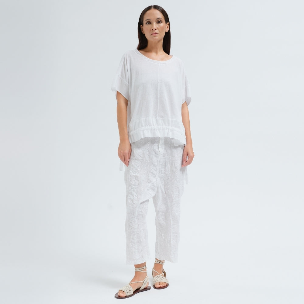 An oversized white T-shirt by Transit Par Such in crepe cotton jersey, with dropped shoulders and a cotton muslin hem band with a drawstring - front front model view