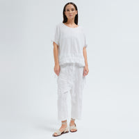 An oversized white T-shirt by Transit Par Such in crepe cotton jersey, with dropped shoulders and a cotton muslin hem band with a drawstring - front front model view