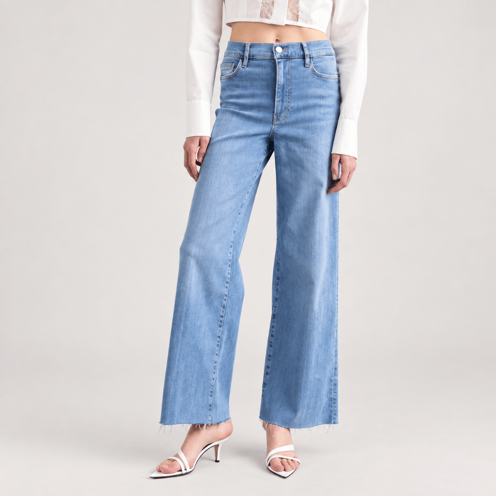 Front view - FRAME Le Slim Palazzo Raw Fray Jeans in Clearwater at Riada Concept. High-rise, light-blue wide-leg stretch denim. Shop Australia-wide or in Sydney.