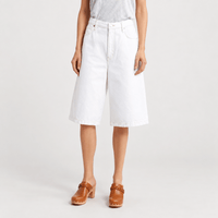 FRAME The Boy Shorts in Au Natural Clean at Riada Concept. Mid-rise long white denim shorts in rigid regenerative cotton for summer - front view