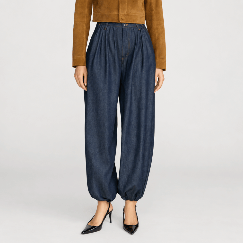 FRAME The Denim Balloon Pant in Rinse at Riada Concept. High-rise balloon jeans in fluid cotton-lyocell denim with a gathered ankle - front view