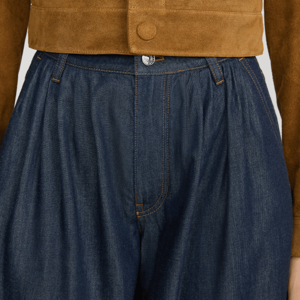 FRAME The Denim Balloon Pant in Rinse at Riada Concept. High-rise balloon jeans in fluid cotton-lyocell denim with a gathered ankle - close-up waistband