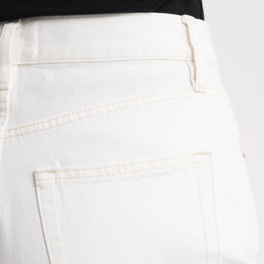 FRAME The Neat jeans in Au Natural Clean at Riada Concept. High-rise off-white barrel jeans in rigid 100% cotton denim - waistband, pocket and belt loop detail close-up