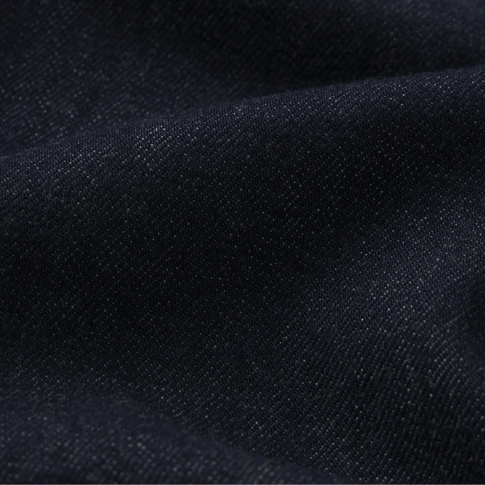 FRAME The Off Duty Drawstring Bow Jeans in Rinse at Riada Concept. High-rise fluid denim with a curved leg and drawstring waist - fabric close up