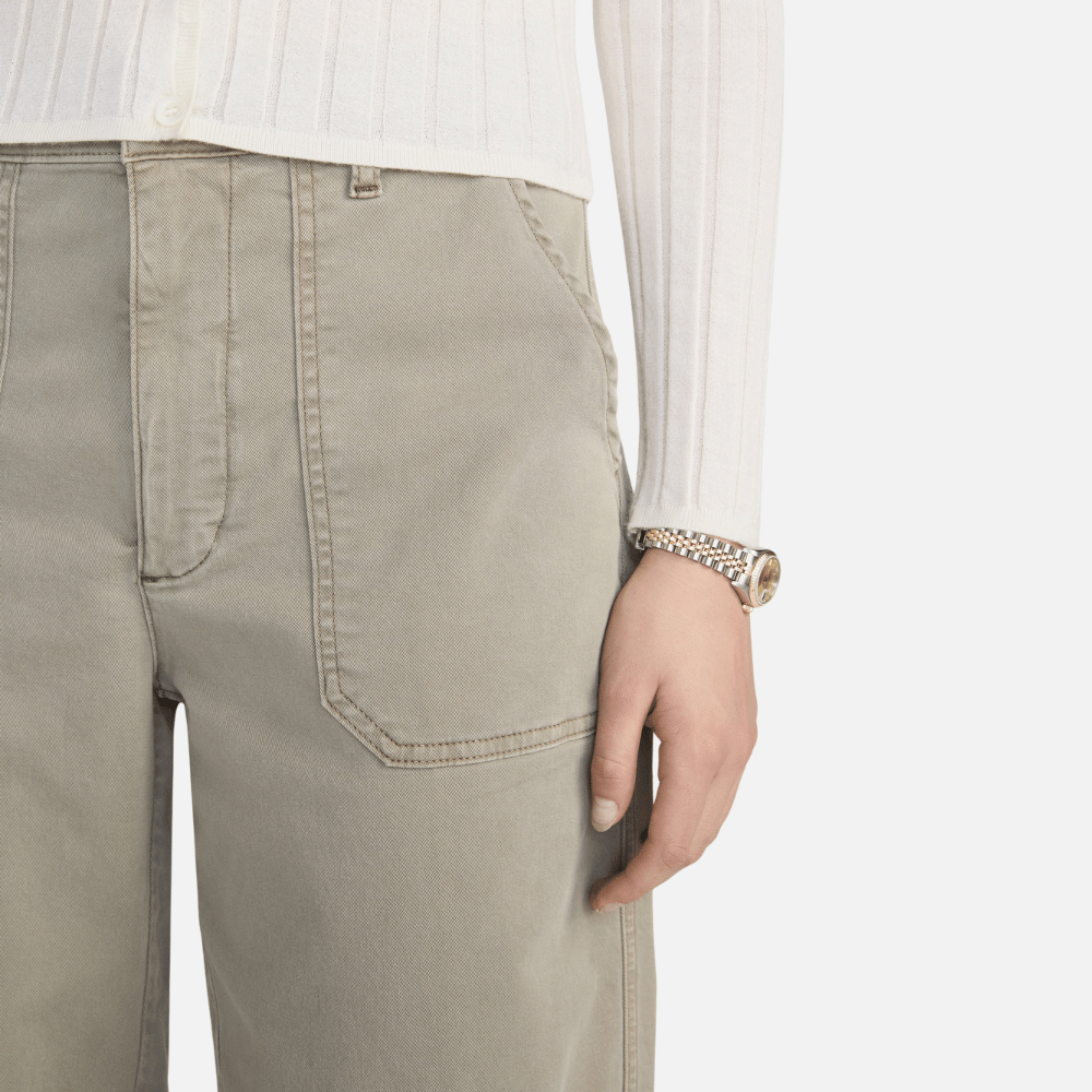 FRAME The Ranger Pant in Thyme at Riada Concept. High-rise cropped utility trousers in stretch cotton twill with patch pockets - closeup waistband and front pocket