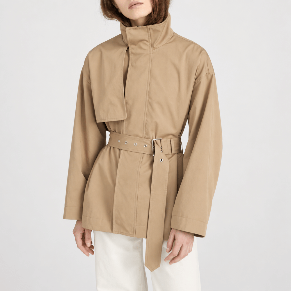 FRAME The Short Field Trench in Khaki at Riada Concept. Relaxed cotton jacket with a stand collar, storm flap and adjustable belt - front view