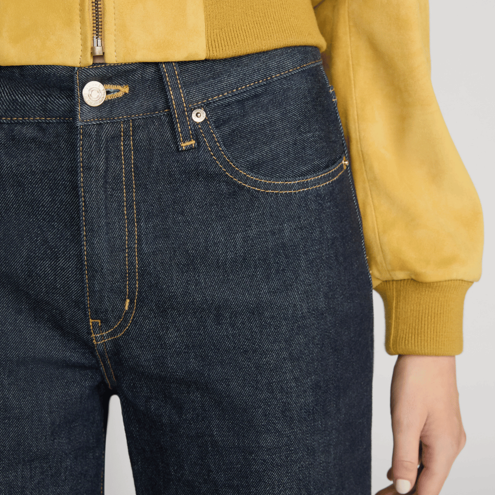 FRAME The Swing Jeans in Rinse at Riada Concept. High-rise cropped wide-leg jeans in rigid dark-indigo regenerative cotton - close-up of waistband detail and front pockets