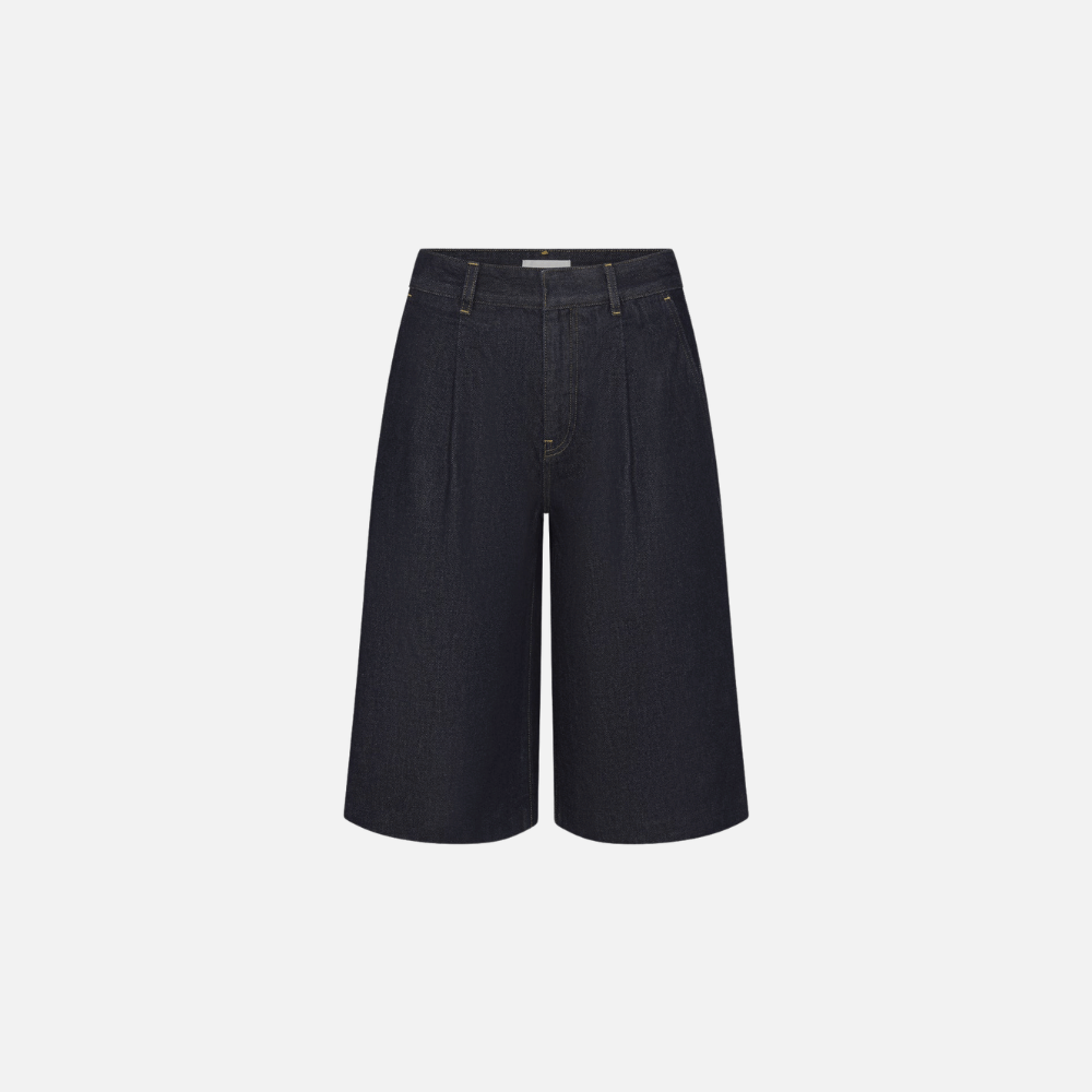 FRAME The Tailored Short in Rinse at Riada Concept. High-rise rigid denim Bermuda shorts with front pleats and a wide culotte leg 
