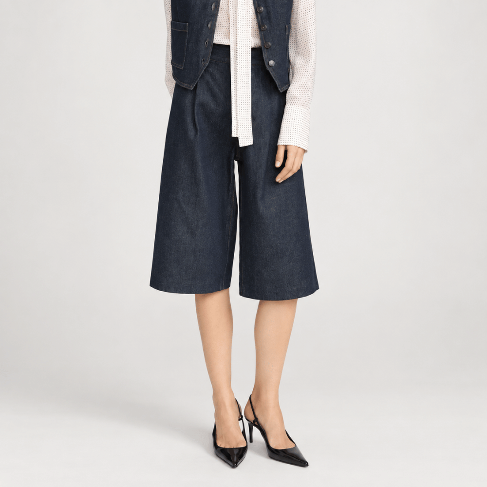 FRAME The Tailored Short in Rinse at Riada Concept. High-rise rigid denim Bermuda shorts with front pleats and a wide culotte leg - front view