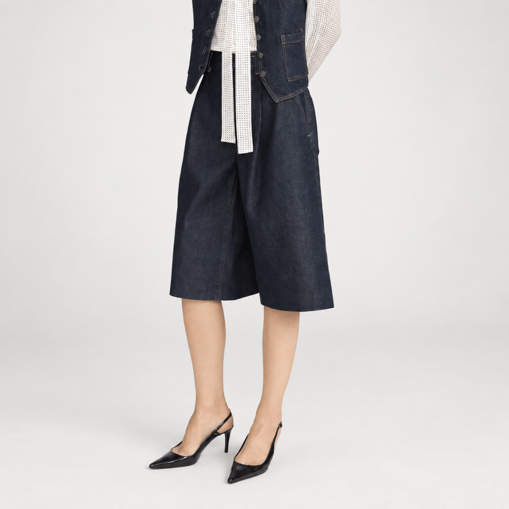 FRAME The Tailored Short in Rinse at Riada Concept. High-rise rigid denim Bermuda shorts with front pleats and a wide culotte leg - side view